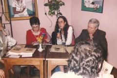 (De Izq. a Der.) Adriana Gaspar,Patricia Fayt, junto a un invitado en 1991 en el Café Karabana.